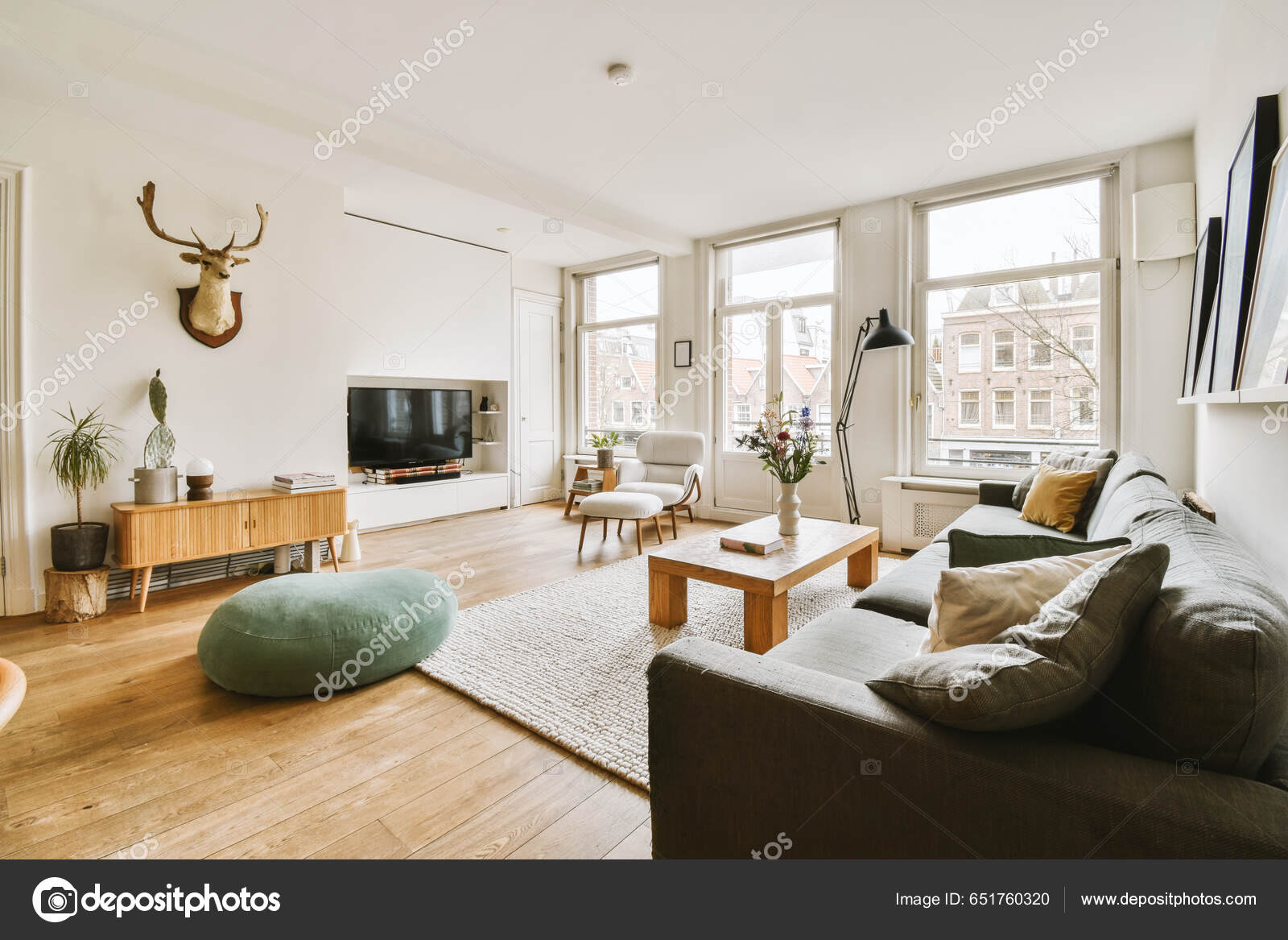 Una Sala Estar Con Sofás Mesa Café Televisión Pared Habitación — Foto de  stock #651760320 © procontributors, image size:1600x1167