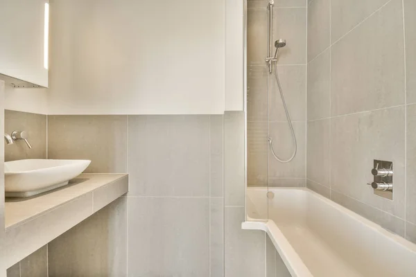 Cuarto Baño Con Lavabo Bañera Lado Bañera Frente Espejo Muy — Foto de Stock