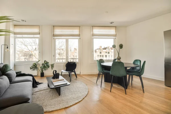 Ein Wohnzimmer Mit Holzboden Und Weißen Wänden Vor Dem Fenster — Stockfoto