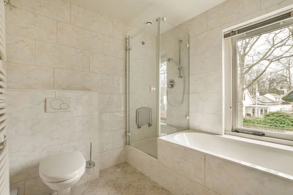 Koupelna Sprchou Vanou Před Oknem Výhledem Zahrady — Stock fotografie
