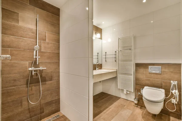 Moderní Koupelna Dřevěnou Podlahou Bílými Dlaždicemi Stěnách Spolu Procházkou Sprše — Stock fotografie