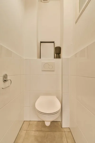 Vit Toalett Ett Badrum Med Kakelgolv Och Väggmonterad Spegel Ovanför — Stockfoto