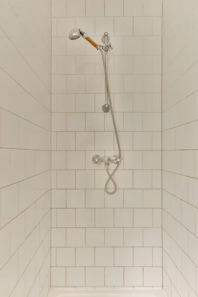 Prysznic Białymi Płytkami Ścianie Nim Pomarańczową Szczotką Rogu Głowicy Prysznicowej — Zdjęcie stockowe