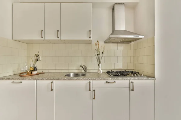 Uma Cozinha Com Armários Brancos Eletrodomésticos Balcão Frente Pia Está — Fotografia de Stock