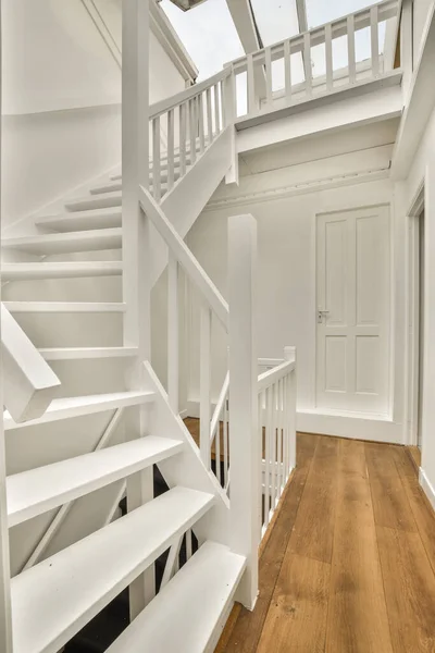 Белый Дом Деревянными Полами Лестницами Ведущими Второй Этаж Открытой Гостиной — стоковое фото
