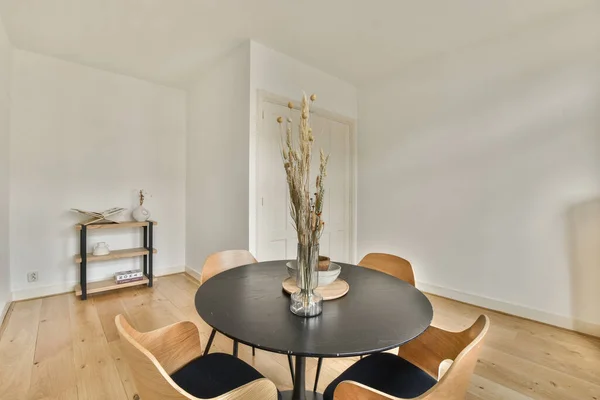 Dining Table Chairs Room White Walls Wood Floors Hardwood Flooring — Stock Photo, Image