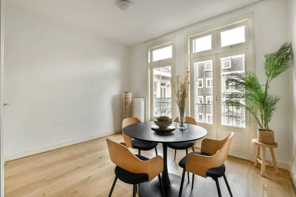 Meja Makan Dan Kursi Ruang Tamu Dengan Jendela Besar Menghadap — Stok Foto