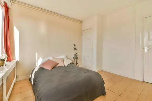 Ein Schlafzimmer Mit Bett Kommode Und Spiegel Der Wand Vor — Stockfoto
