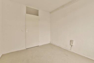 Beyaz duvarları ve duvarları olmayan boş bir oda. Görmek çok zor.