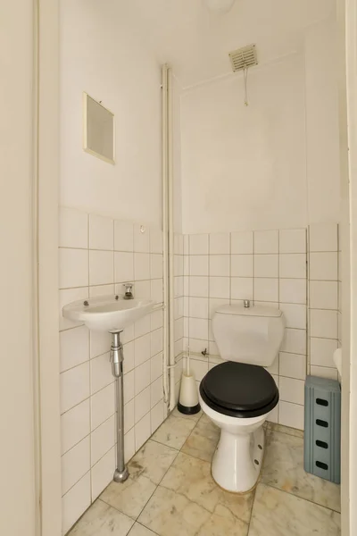 洗面所と洗面所とゴミ箱のあるバスルームは床のシャワーストールの横にあります — ストック写真