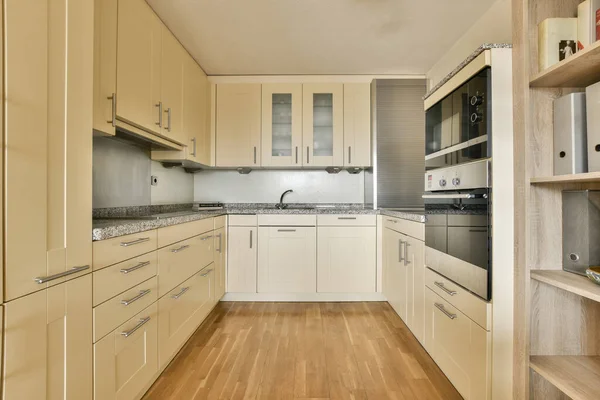 Uma Cozinha Com Todos Armários Brancos Eletrodomésticos Nos Balcões Nesta — Fotografia de Stock