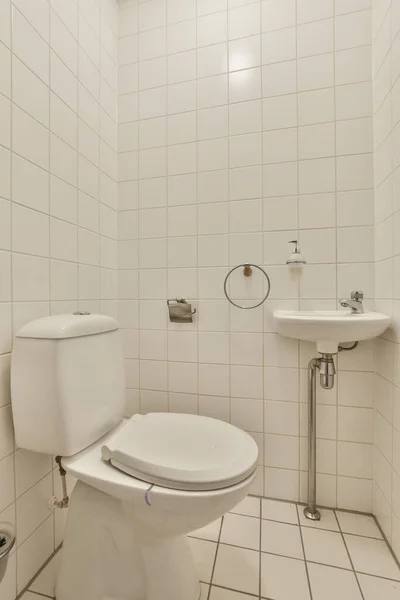 Banheiro Branco Pequeno Banheiro Com Paredes Azulejos Piso Direita Espelho — Fotografia de Stock