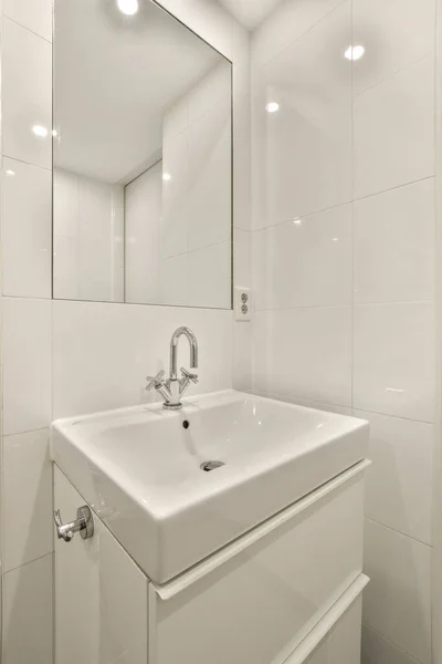 Bílá Koupelna Zrcadlem Nad Umyvadlem Svítidly Stěně Pokoji Velmi Čistá — Stock fotografie