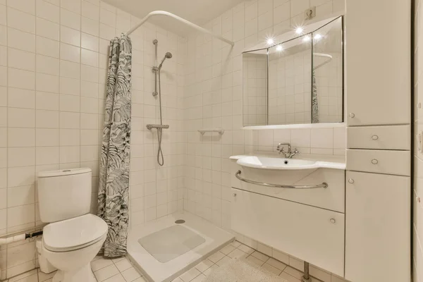 Een Kleine Badkamer Met Witte Tegels Zwart Wit Douchegordijn Het — Stockfoto