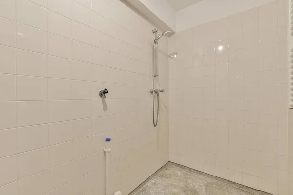 Łazienka Białymi Płytkami Ścianach Głowicą Prysznicową Zamontowaną Ścianie Obok Toalety — Zdjęcie stockowe