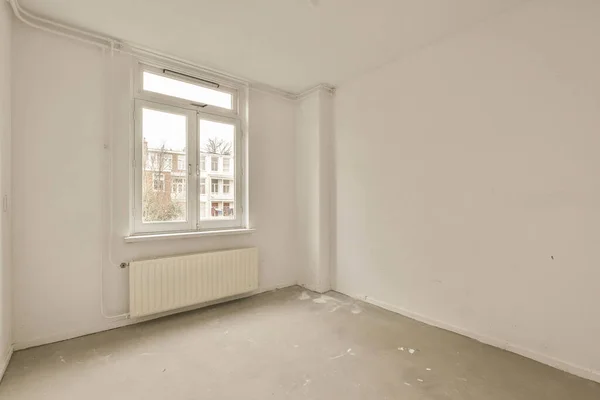 Uma Sala Vazia Com Paredes Brancas Ninguém Chão Frente Janela — Fotografia de Stock