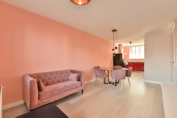 Uma Sala Estar Com Paredes Rosa Piso Branco Centro Sala — Fotografia de Stock