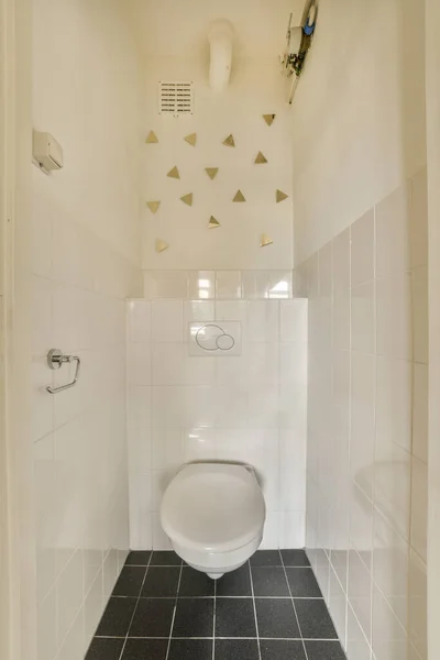 Белый Туалет Ванной Комнате Черно Белой Плиткой Полу Стенах Потолке — стоковое фото