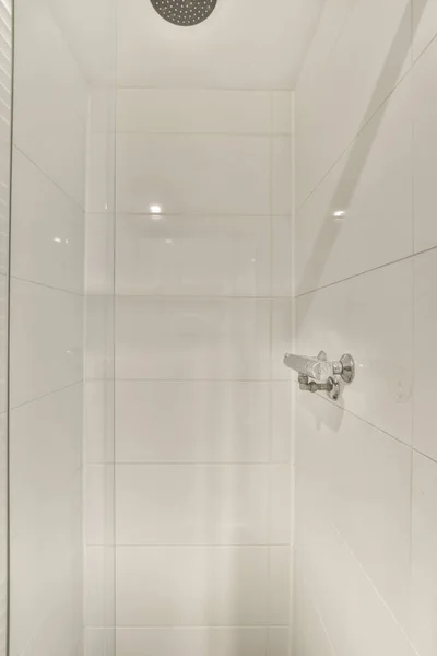 壁や床に白いタイルが敷かれたシャワーも上から撮影されています — ストック写真