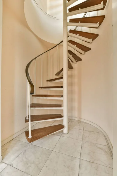 Uma Escada Espiral Uma Sala Vazia Com Paredes Brancas Piso — Fotografia de Stock