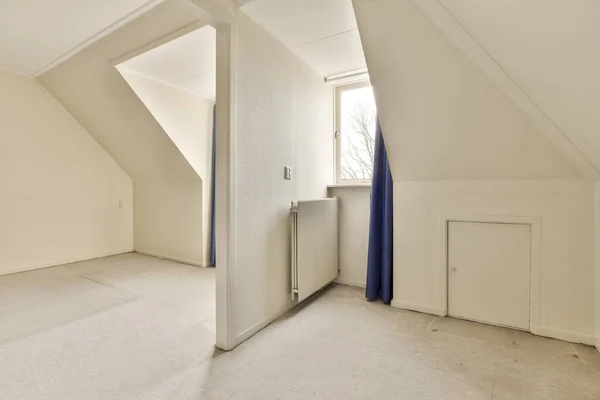 Una Habitación Vacía Con Paredes Blancas Cortinas Azules Puerta Está — Foto de Stock