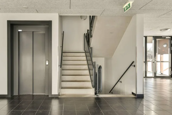 Interior Edifício Com Escadas Que Conduzem Algumas Portas Uma Porta — Fotografia de Stock
