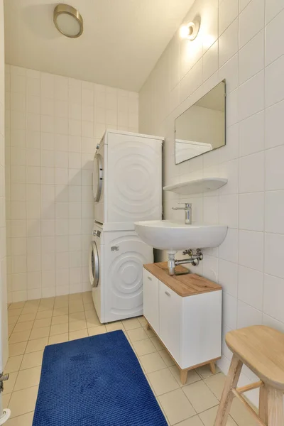 Köşesinde Çamaşır Makinesi Kurutma Makinesi Olan Bir Çamaşır Odası Yerde — Stok fotoğraf