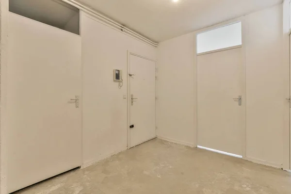 Das Innere Eines Raumes Mit Weißen Wänden Und Zwei Geschlossenen — Stockfoto