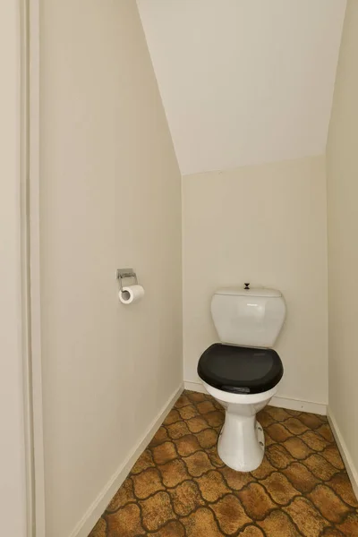 Banheiro Canto Uma Sala Com Padrão Interessante Chão Uma Parede — Fotografia de Stock