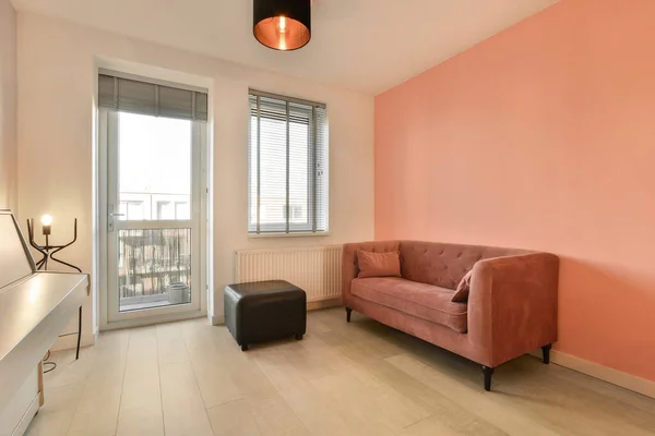 Uma Sala Estar Com Paredes Rosa Piso Branco Sofá Laranja — Fotografia de Stock