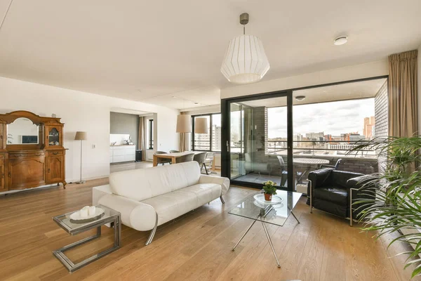 Ein Wohnzimmer Mit Holzboden Und Weißen Sofas Vor Glasschiebetüren Mit — Stockfoto