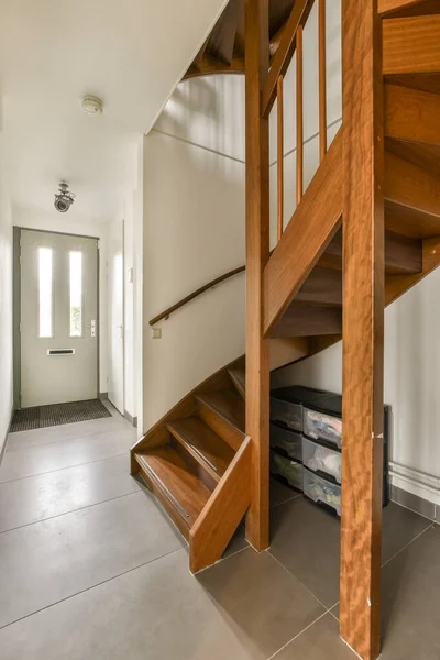Quarto Com Escadas Aparelho Televisão Chão Frente Escadas Que Leva — Fotografia de Stock