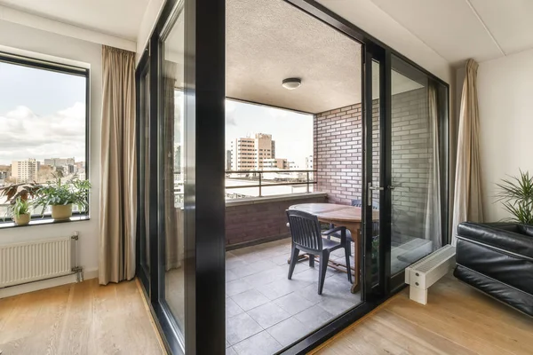 Obývací Pokoj Posuvnými Skleněnými Dveřmi Které Otevírají Balkon Výhled Budovy — Stock fotografie