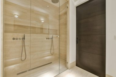 Duşta yürümek çok temiz ve orayı ek bir oda ya da banyo olarak kullanmanız için hazır.