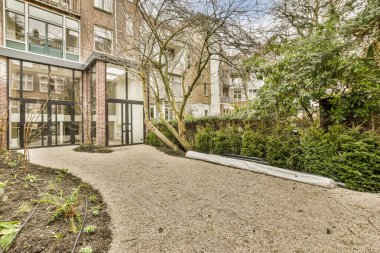 Ön tarafında ağaçlar ve bitkiler olan bir alan. Fotoğraf makinemden alındı, ama bilmiyorum.