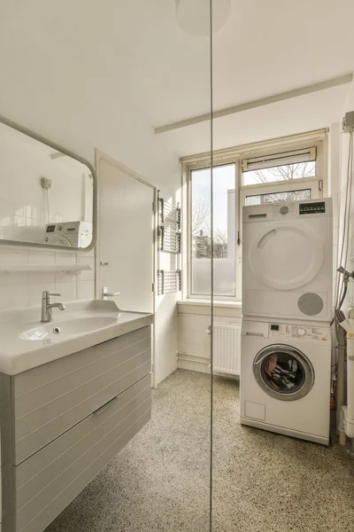 Köşesinde Çamaşır Makinesi Kurutma Makinesi Olan Bir Çamaşır Odası Sokağa — Stok fotoğraf