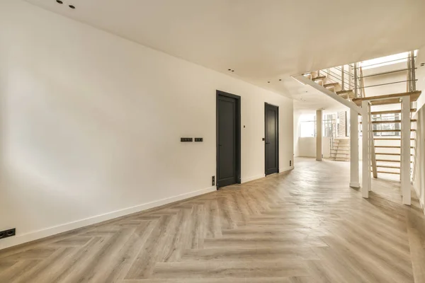 家やオフィスビルの2階まで続く木の床と階段のある空の部屋 — ストック写真