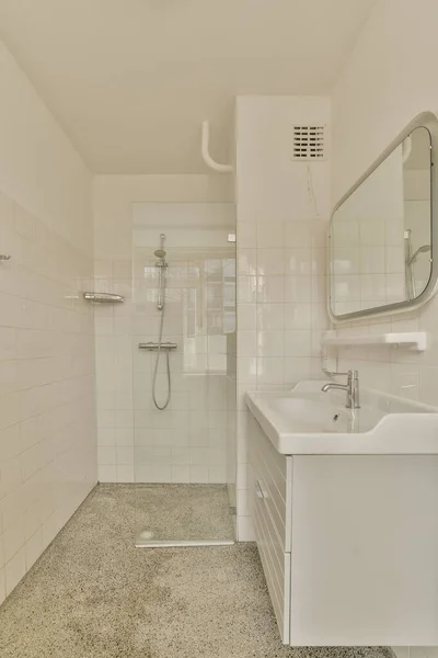 Banheiro Com Pia Espelho Chuveiro Montado Parede Seu Canto Esquerda — Fotografia de Stock