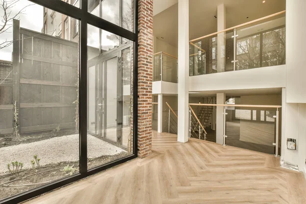 Interior Una Casa Con Suelos Madera Puertas Vidrio Que Conducen — Foto de Stock