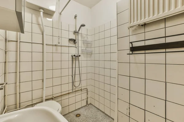 Uma Casa Banho Com Azulejos Brancos Nas Paredes Guarnição Preta — Fotografia de Stock