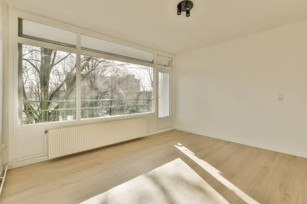 Ein Leeres Wohnzimmer Mit Holzboden Und Großen Fenstern Die Auf — Stockfoto