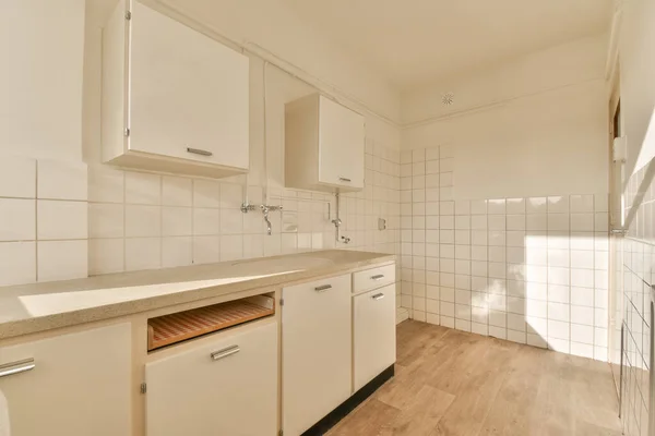 Eine Küche Mit Weißen Schränken Und Holzböden Den Wänden Einem — Stockfoto
