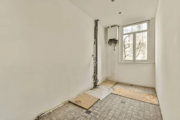 木の床を持つ新しい家の修復のために改装され準備ができている部屋 — ストック写真