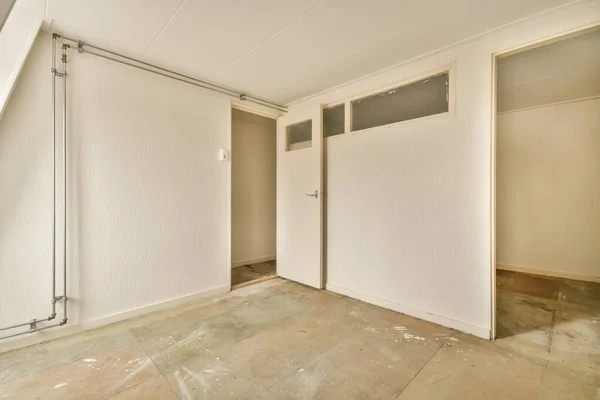 白い壁の部屋で誰もドアやドアの前に立っていない — ストック写真