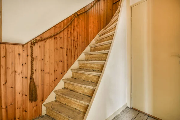 白い壁と木の床を持つ古い家の2階に至る木製の階段 — ストック写真