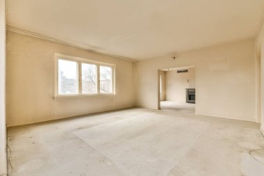 Evde ya da binada temizlenmesi gereken ve yeni inşaata hazır olmayan boş bir oda.