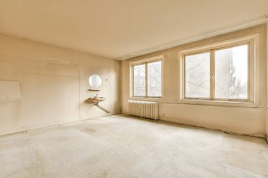 Beyaz duvarları olan boş bir oda ve odadaki hiç kimse pencereden manzaraya bakmıyor.