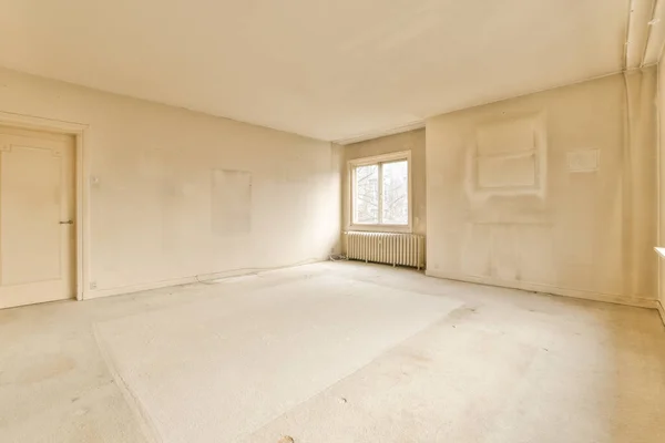 Una Habitación Vacía Con Paredes Blancas Ninguna Persona Pie Suelo — Foto de Stock