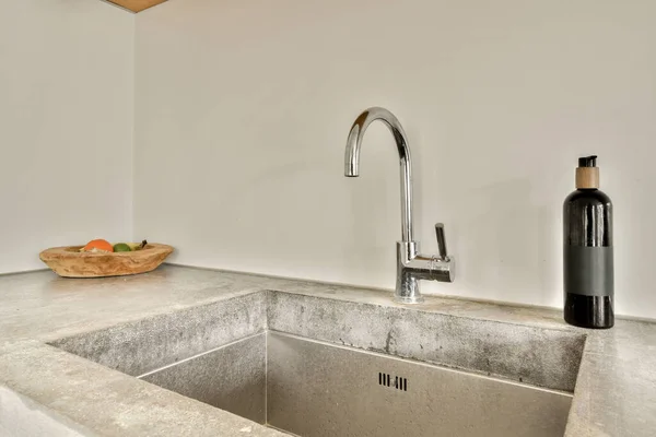 Eine Küchenspüle Mit Einer Schüssel Obst Auf Der Arbeitsplatte Und — Stockfoto