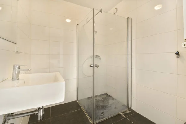 Een Moderne Badkamer Met Witte Tegelwanden Zwarte Tegels Vloer Een — Stockfoto